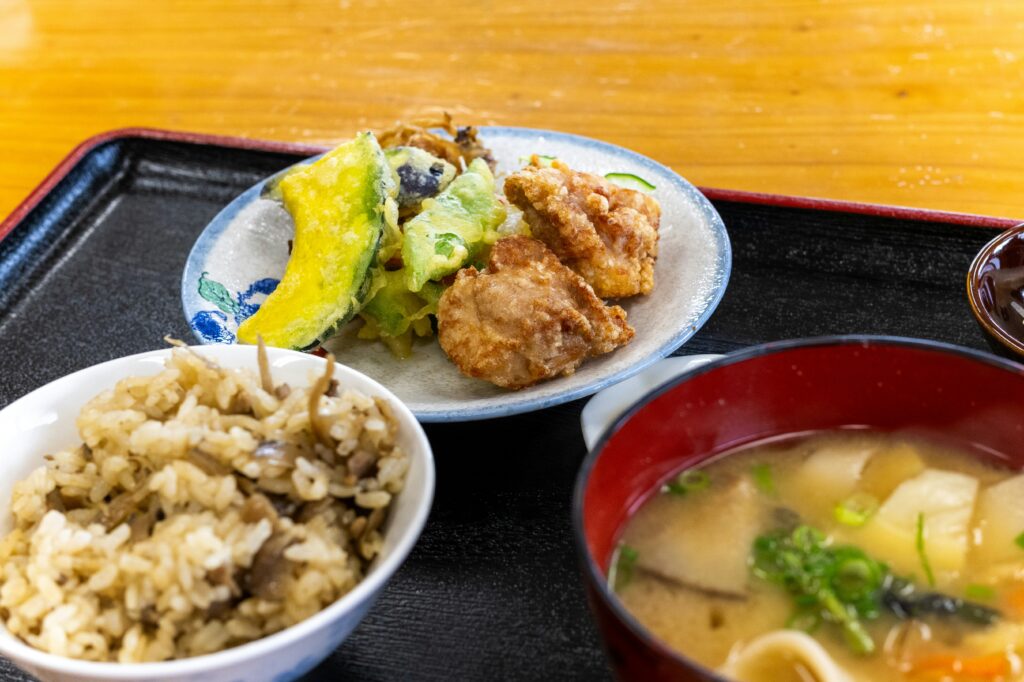 おぼんに乗っている料理