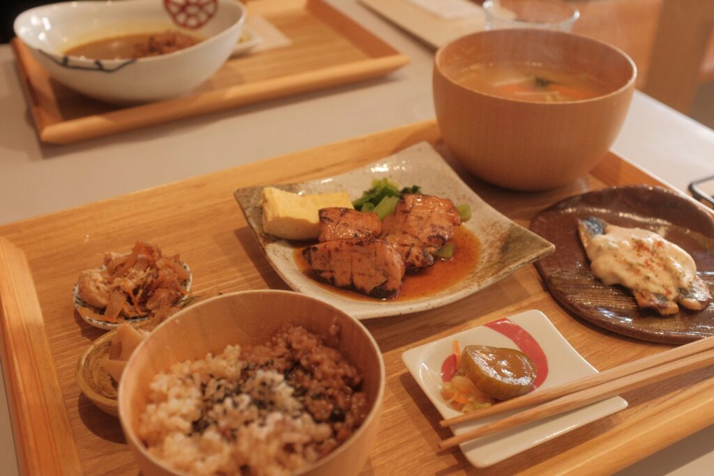 おぼんに乗っている料理